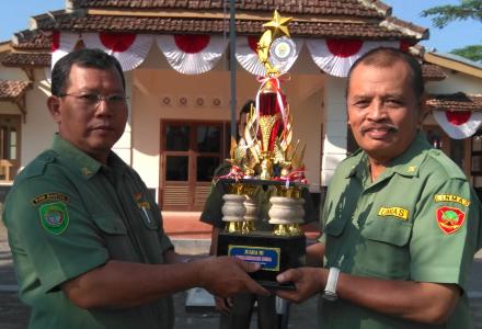 SERAH TERIMA TROPHY JUARA III LOMBA DESA