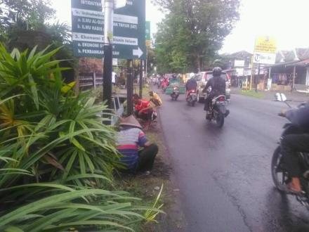 KERJA BAKTI KEBERSIHAN LINGKUNGAN DESA TIMBULHARJO