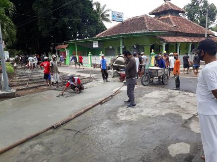 Gotong Royong Pelaksanaan BKK Kepuhan Dobalan